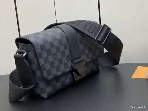 LOUIS Messenger S-Cape VUITTON 0323
